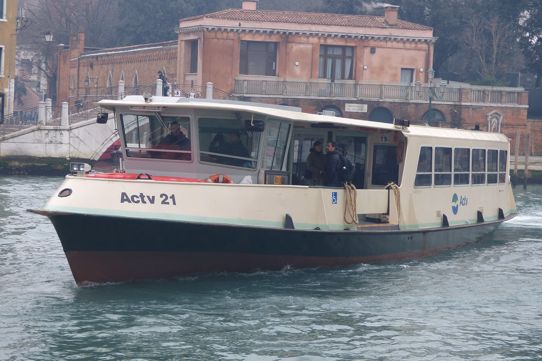 Vaporetto ACTV in navigazione lungo il Canal Grande a Venezia